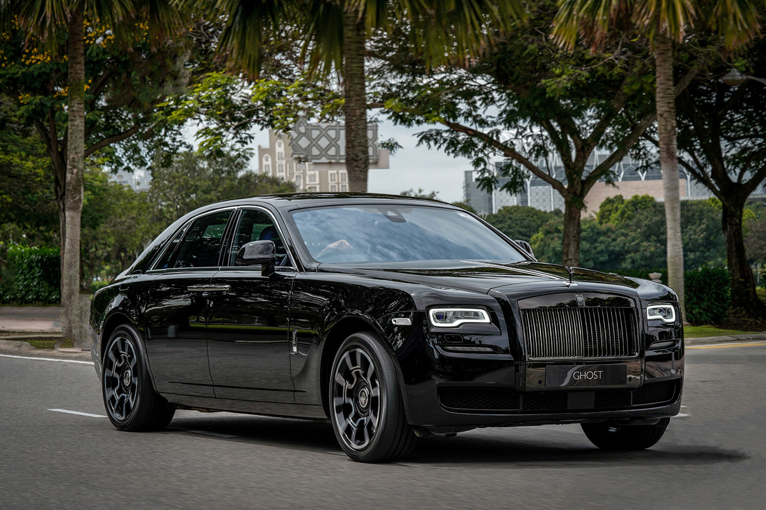 Песня черный ролс ролс. Rolls Royce Ghost черный. Rolls Royce Ghost 2021 черный. Rolls Royce Ghost Black badge 2022. Rolls Royce Ghost Black badge 2021.